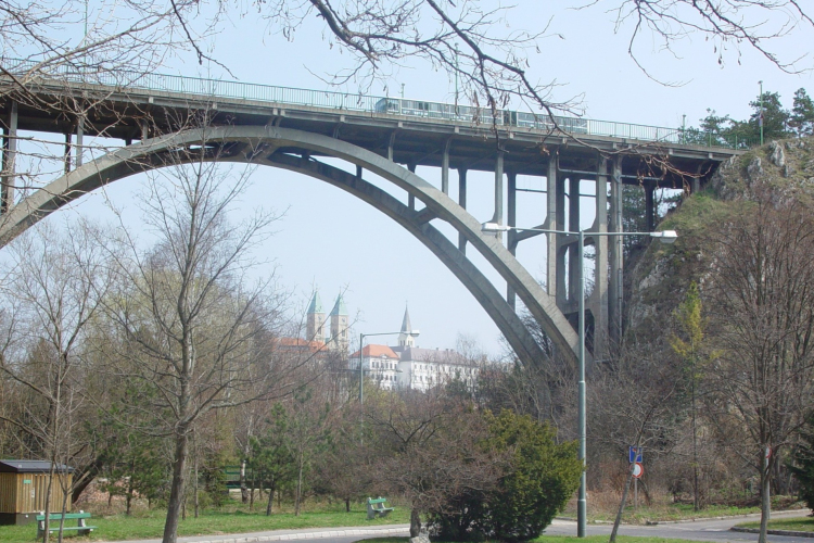 Öngyilkos akart lenni egy fiatal nő a veszprémi völgyhídon, a rendőrök mentették meg