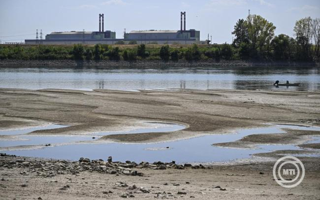 Paks/Hőség - Zuhanyzókat biztosít a paksi önkormányzat az atomerőmű leállítása miatt melegvíz nélkül maradó paksiaknak