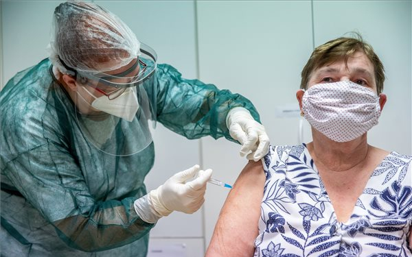 Szlávik: az idősek körében magasabb az oltási hajlandóság