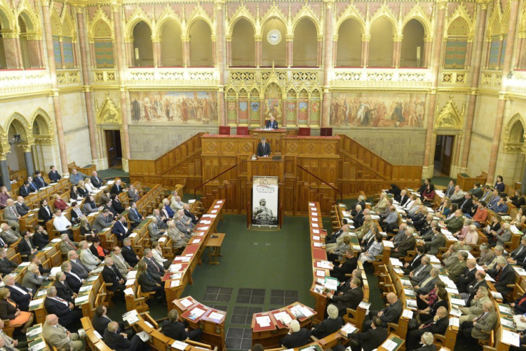 Újra a kormányt kérdezik a képviselők