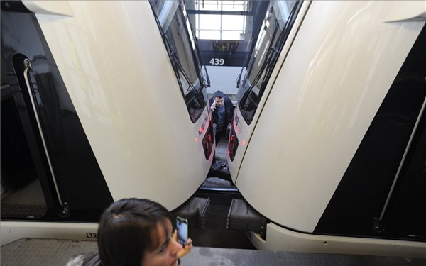 Összeütközött két metró a fővárosban - többen megsérültek