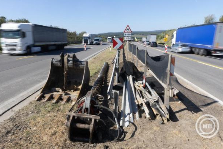 ÉKM: a főutakon emelkednek a díjak a kamionok számára
