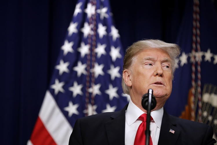 Donald Trump zároltatta a venezuelai kormány minden vagyonát