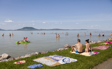 Vízminőség-védelmi készültséget rendeltek el a Balatonon