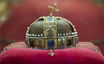 Könyv jelenik meg a Szent Korona hazatéréséről