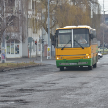 Eltűnnek a kátyúk a nyíregyházi buszállomás előtt