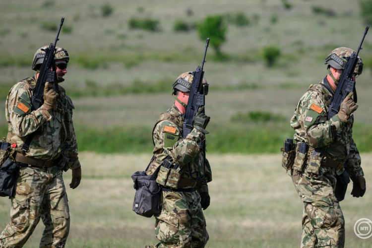 Közös éleslövészetet tartanak a Magyar Honvédség területvédelmi ezredeinek katonái és az Ohiói Nemzeti Gárda Bakonykútiban