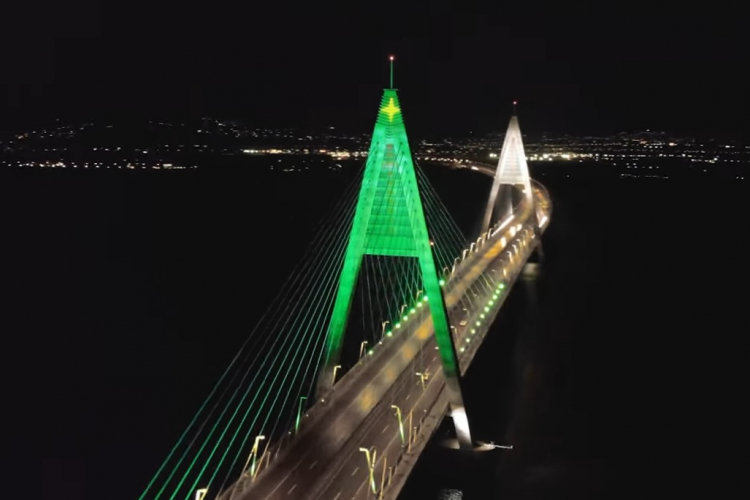 Óriás karácsonyfát varázsolt a Megyeri hídból a közút - VIDEÓ