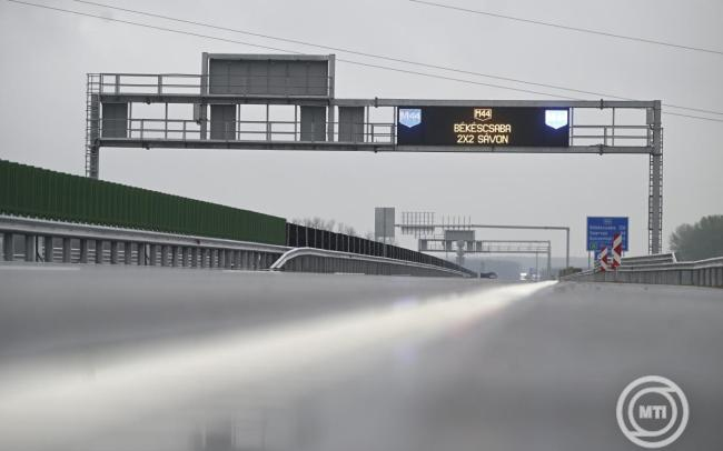 A kényelmi díj eltörlésével több mint félmilliárd forint marad az autósoknál