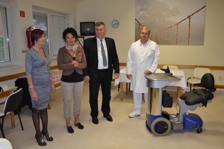 Rehabilitációs készüléket kapott a Jósa András Oktatókórház