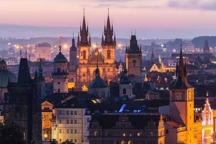 Tízezrek követelték Prágában a kormány lemondását