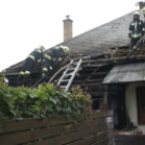 Lángolt a tetőszerkezet egy családi házon