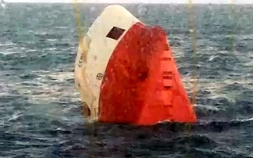 Felborult egy teherhajó Skocia partjainál, keresik a legénységet