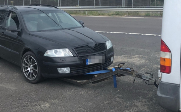 Házilag barkácsolt szerkezettel vontatott egy sofőr nélküli autót