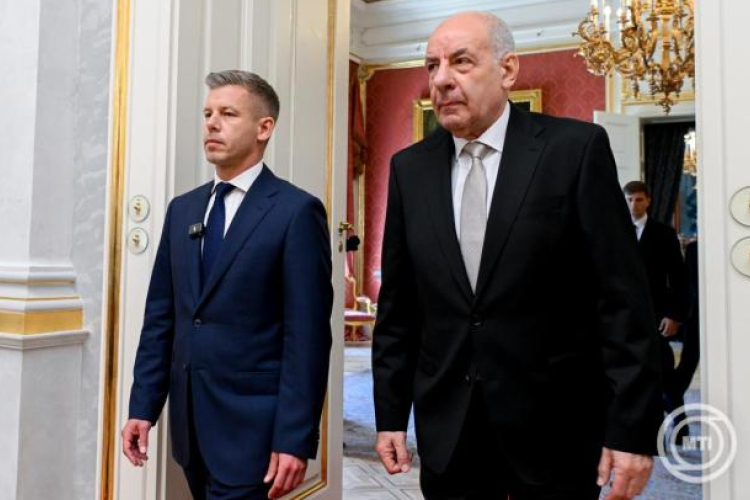 Magyar Péter: Sulyok Tamás nem állt ki a bántalmazott gyerekek vagy az üldözött civilek mellett