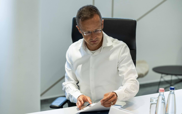 Szijjártó: komoly kihívások előtt áll az európai gazdaság és az autóipar is