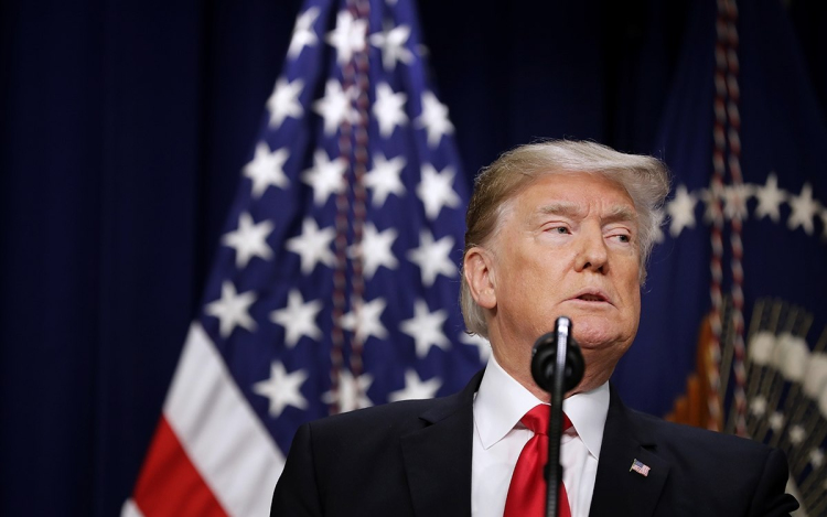Donald Trump zároltatta a venezuelai kormány minden vagyonát