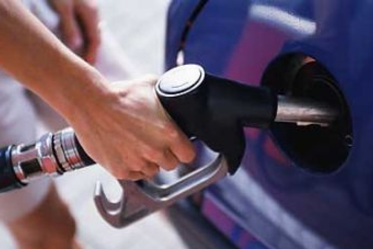 Várjunk a tankolással - péntektől még olcsóbb lesz az üzemanyag