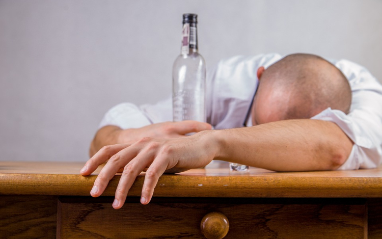 Zacher Gábor: Magyarországon nyolcszázezer ember alkoholbeteg