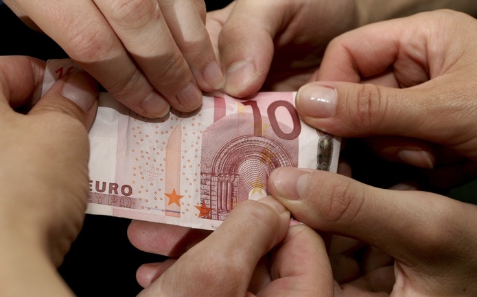 A dolgozók alacsony bére miatt felfüggesztették egy magyar cég tevékenységét Franciaországban