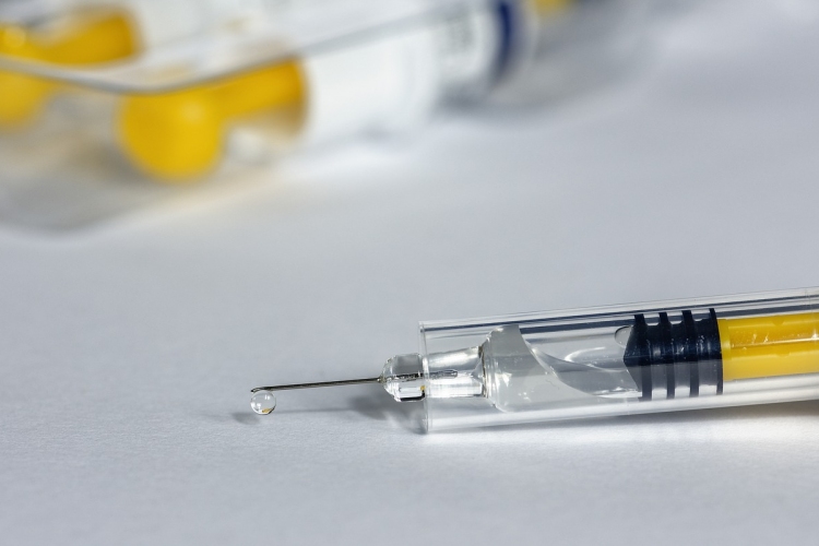 Megérkezett az első vakcinaszállítmány az Egyesült Királyságba