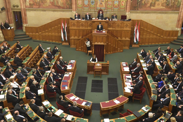 Kérdés kérdés hátán a Parlamentben