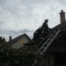 Lángolt a tetőszerkezet egy családi házon