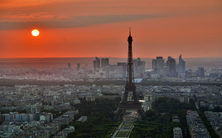 Életbe lépett az éjszakai kijárási tilalom a francia nagyvárosokban 