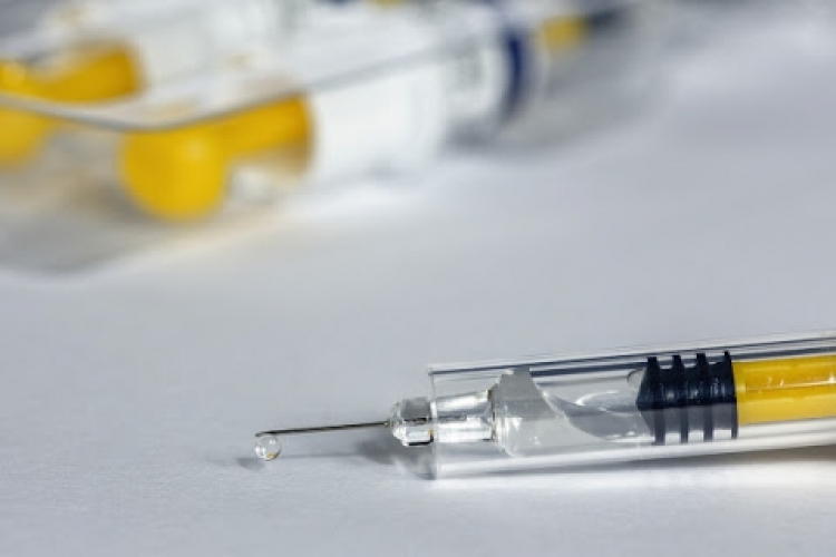 Berlin szerint csak 65 év alattiakat lehet beoltani az Oxford/AstraZeneca-vakcinával