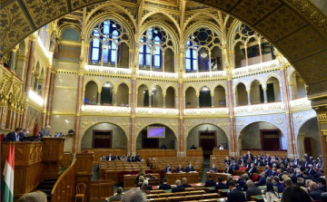 Bizottsági jelentések vitáival kezdi kétnapos ülését a parlament