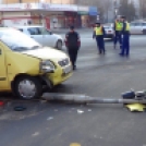 Kivégzett egy lámpaoszlopot egy autós