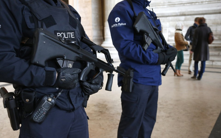 Merényletek Párizsban - Bombariadó Brüsszelben, újabb rendőri akció indult Molenbeekben