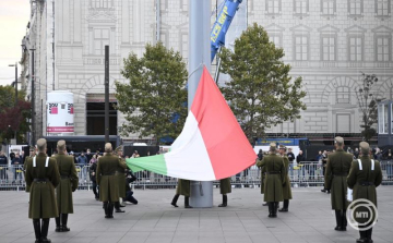 Október 23. - Felvonták a nemzeti lobogót az Országház előtt