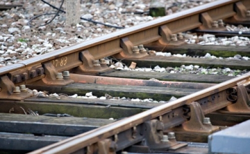 Felborult több gázolajat szállító vasúti tartálykocsi Vépen