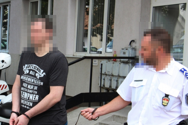 Letartóztatták a buszmegállóban ok nélkül késelő férfit