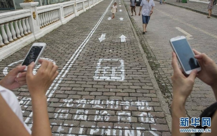 Külön sávot kaptak a mobilfüggő gyalogosok egy kínai város járdáján