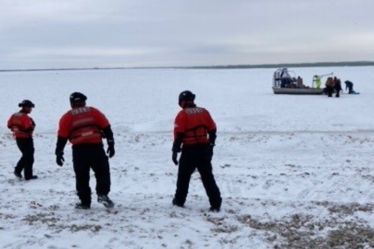 Csaknem kéttucatnyi jéghorgászt mentettek ki a kanadai hatóságok egy Huron-tavon elsodródott jégtábláról