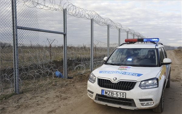 Honvédelmi bizottság a határnál: a határzár jól működik